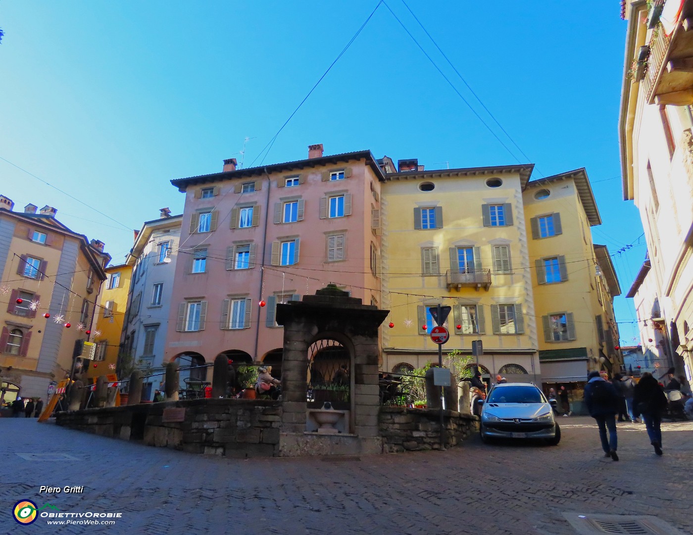 15 Piazza Mercato delle scarpe.JPG